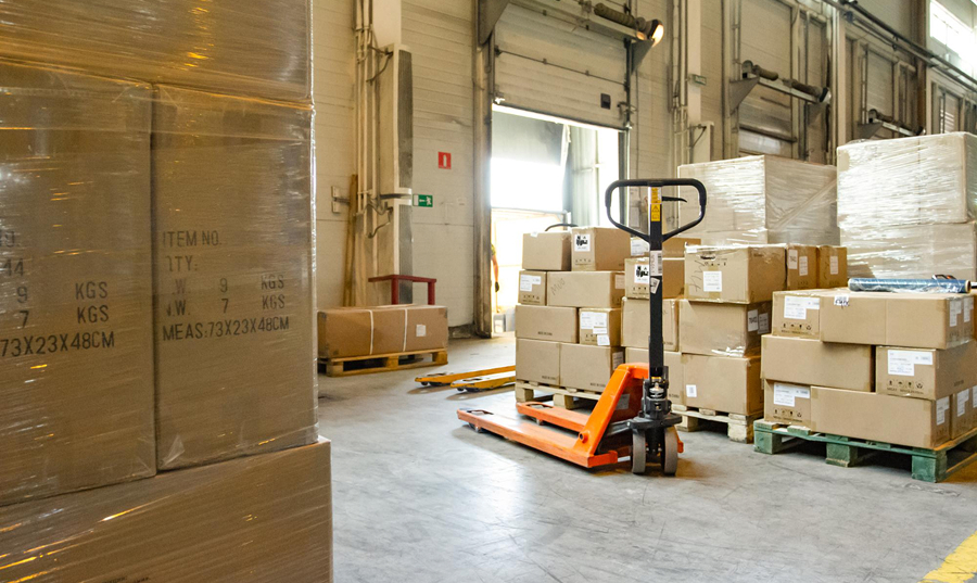 Equipo realizando estiba y embalaje de pertenencias